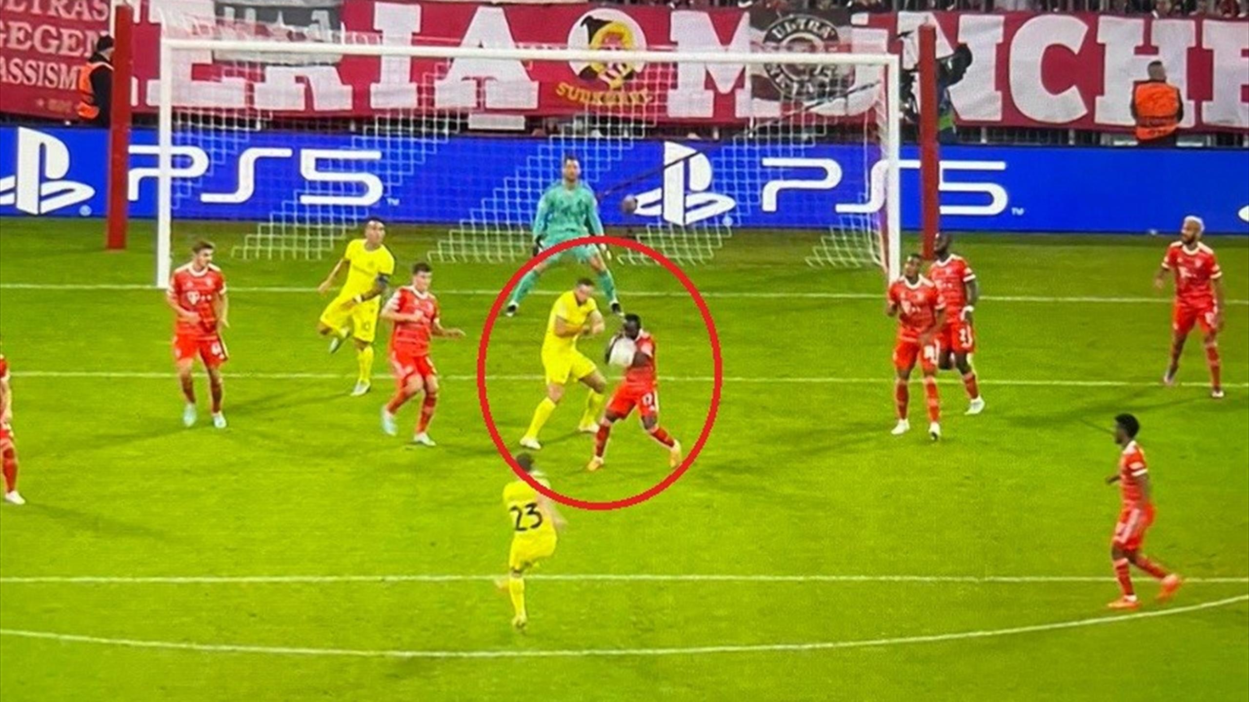 Bayern-Inter, moviola: mani in area di Mané, l'arbitro non dà rigore