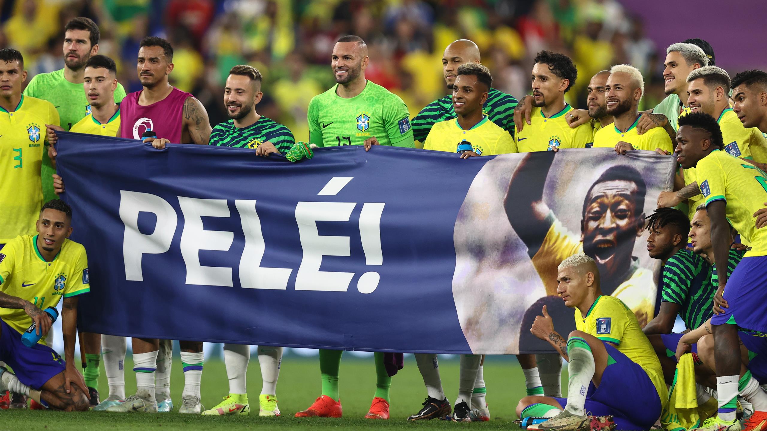 Il Brasile abbraccia Pelé: striscione a fine partita per O'Rey