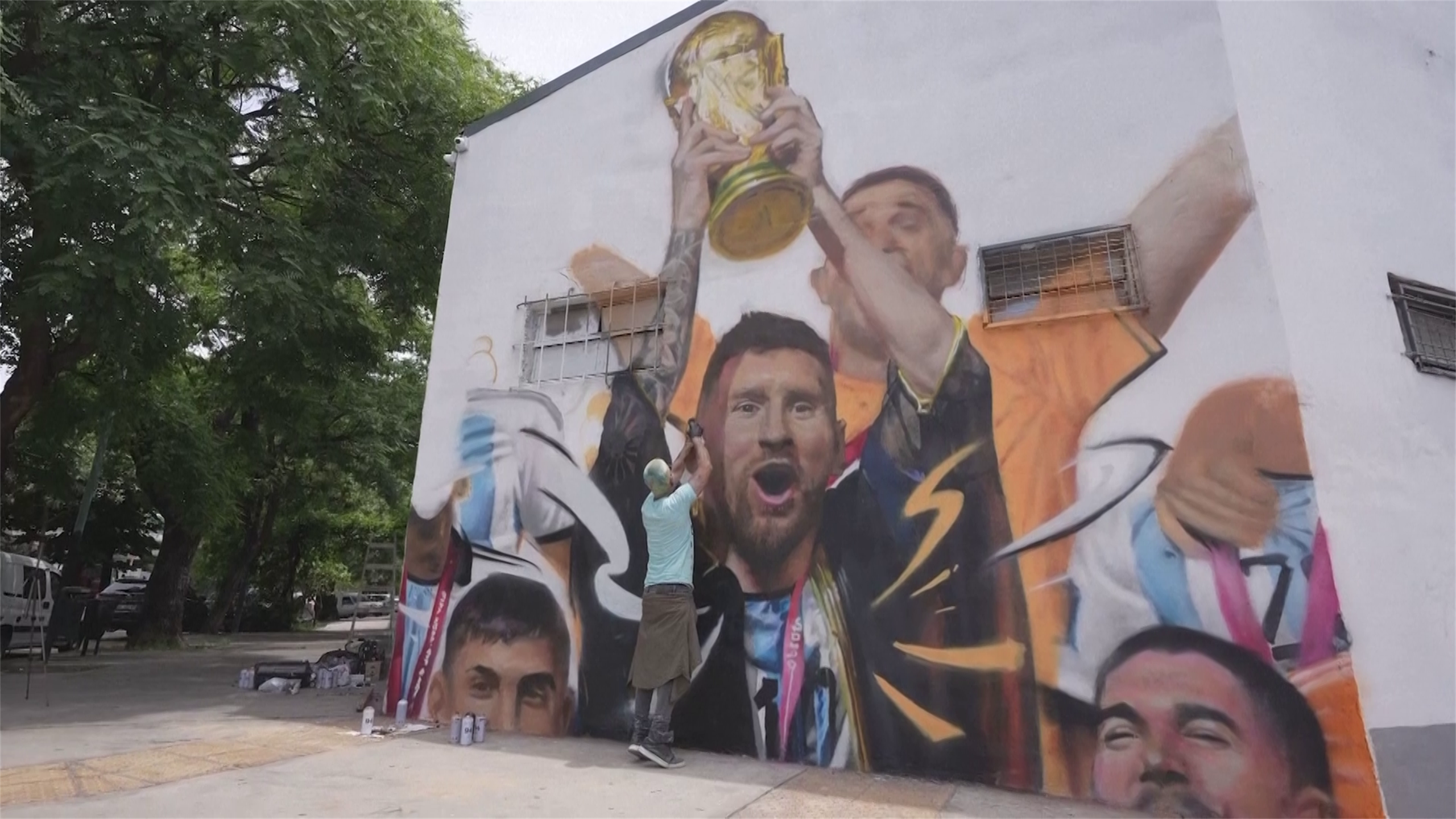 Il maestoso murales di Messi che alza la Coppa del Mondo a Buenos Aires