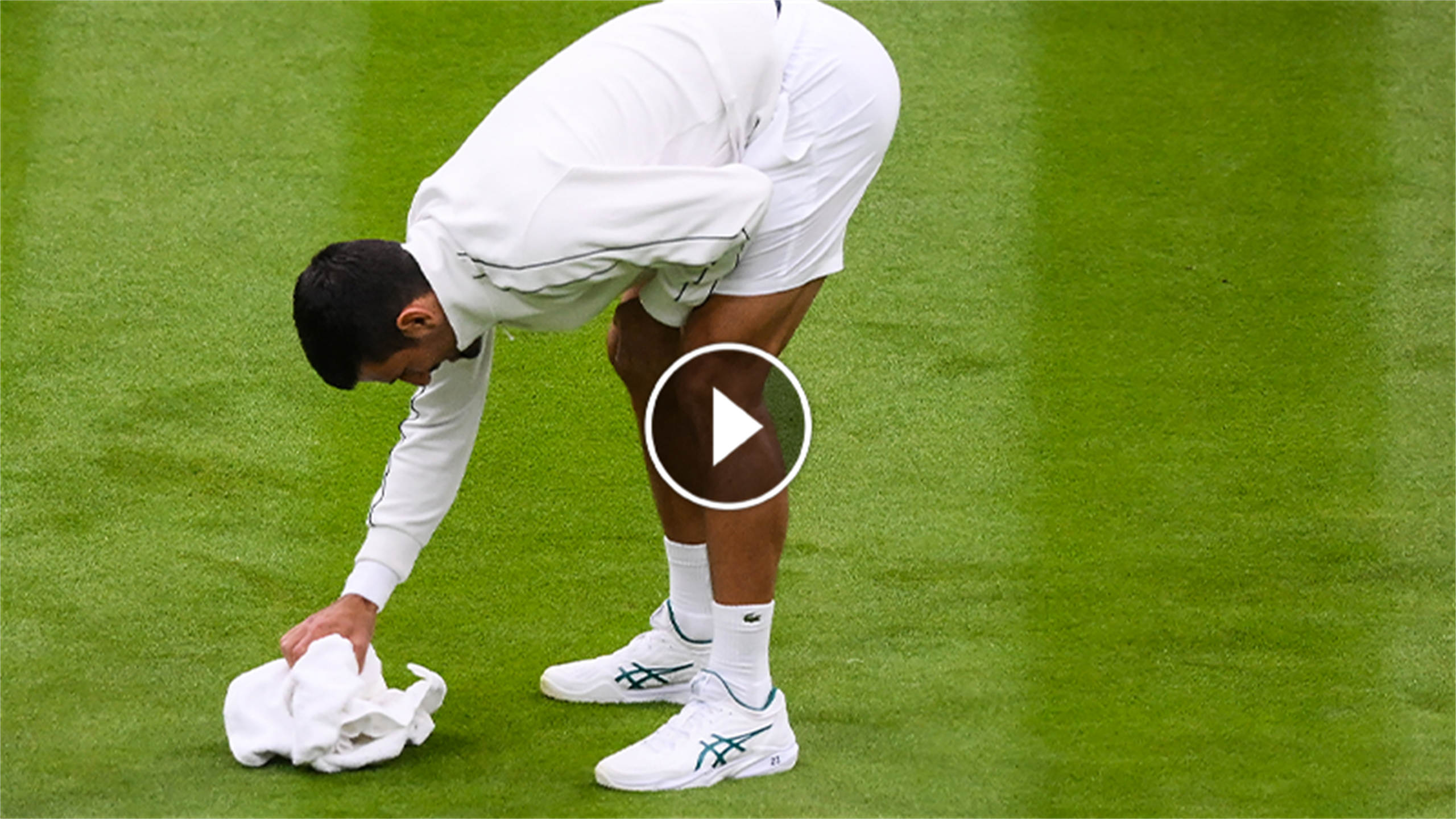 Djokovic tuttofare: dopo la pioggia, esce dagli spogliatoi e asciuga l'erba