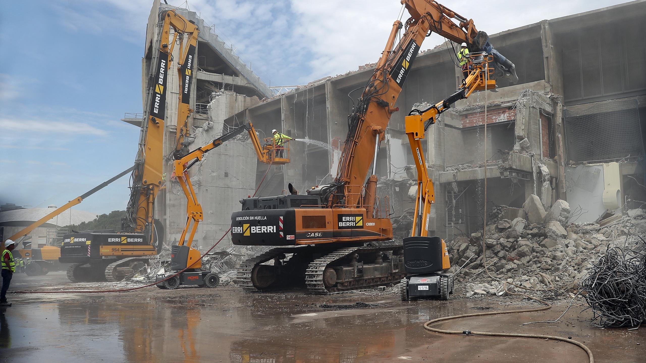Addio a un pezzo di storia: le immagini della demolizione del Camp Nou