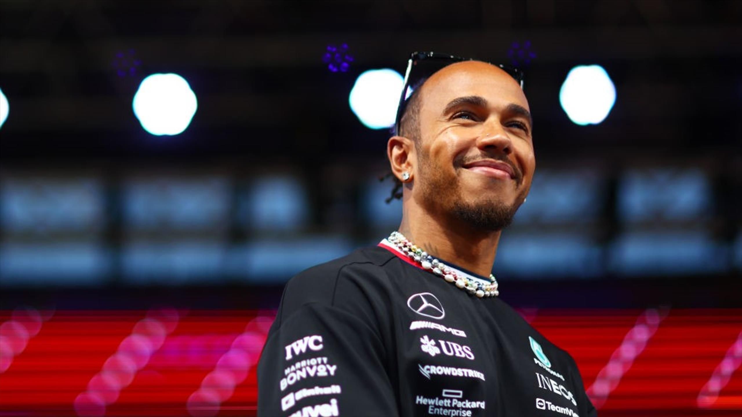 Hamilton strappa la pole a Verstappen sul filo! 6° Leclerc, 11° Sainz