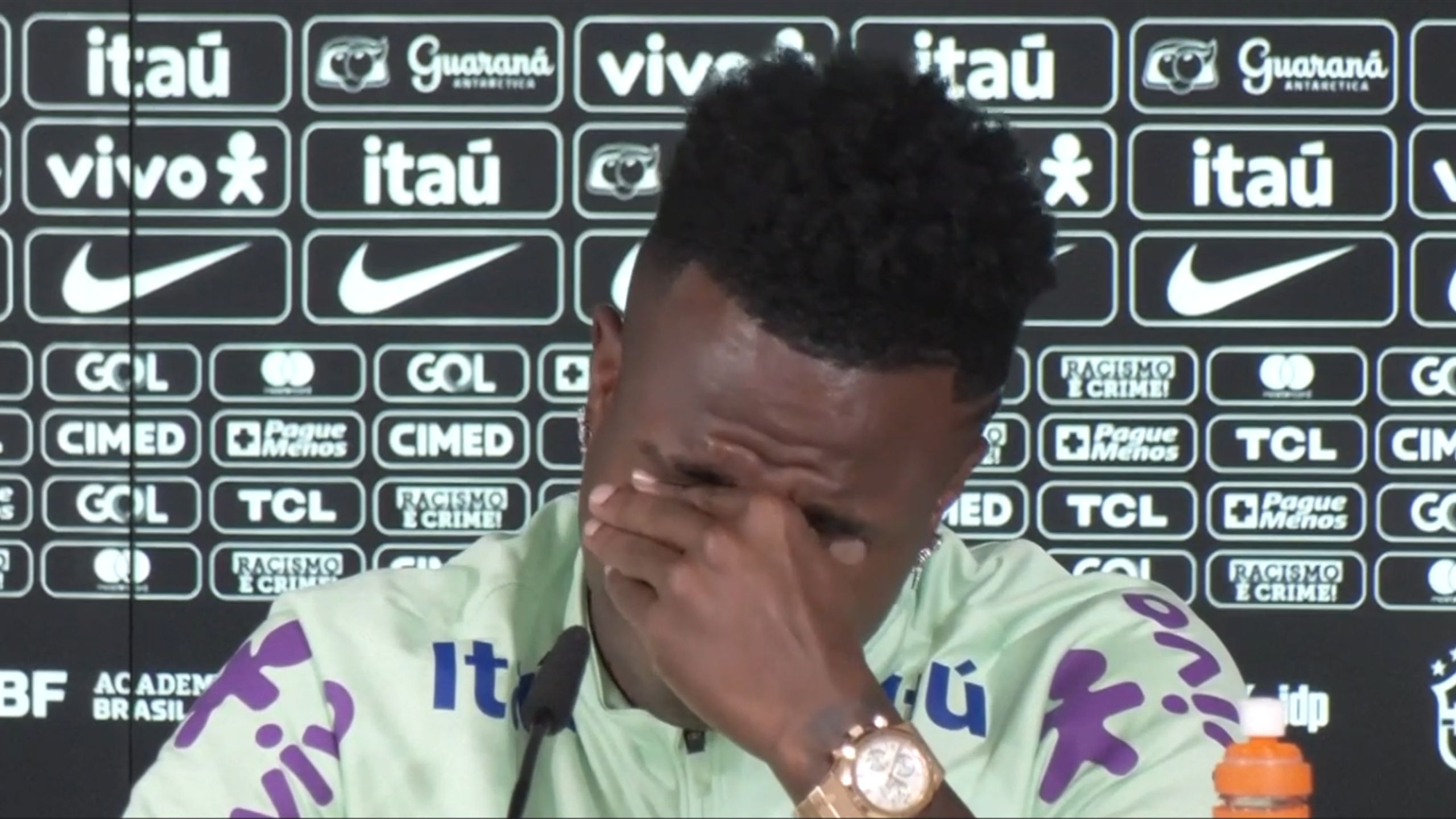 Vinicius in lacrime: "Razzismo? Ho sempre meno voglia di giocare a calcio"