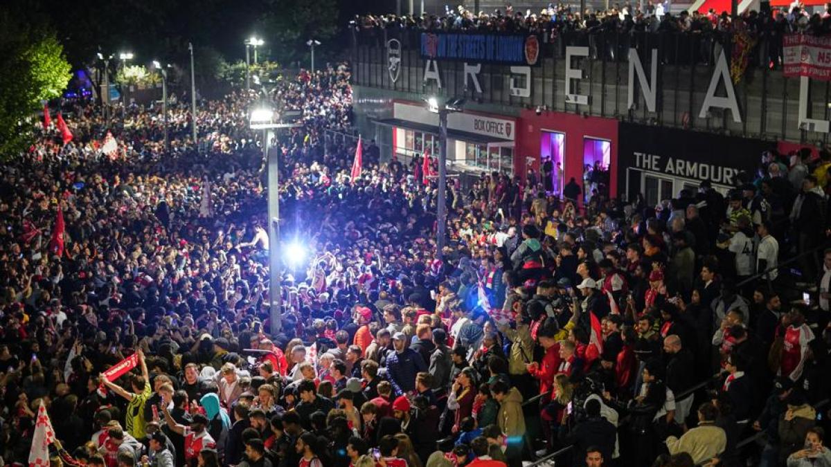 Arriva il titolo sul divano: tutti al pub, in strada e all'Emirates. Esplode la gioia del mondo Arsenal