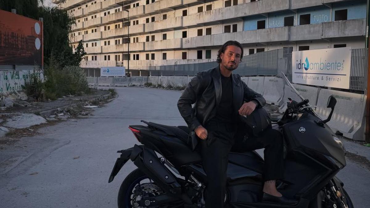 Izzo, il post commovente a Scampia: "A 10 anni la vita mi ha tolto mio padre, avevo smesso di giocare. Poi…"