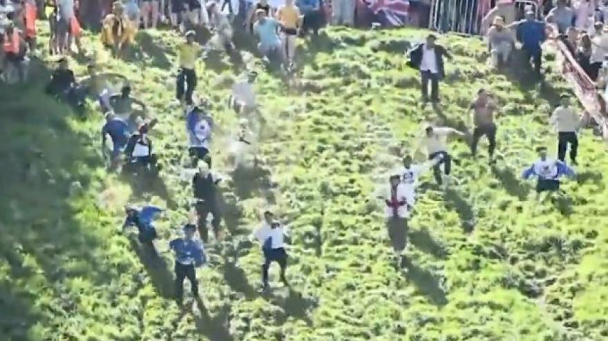 Cheese Rolling 2026: al via la corsa più pazza di sempre