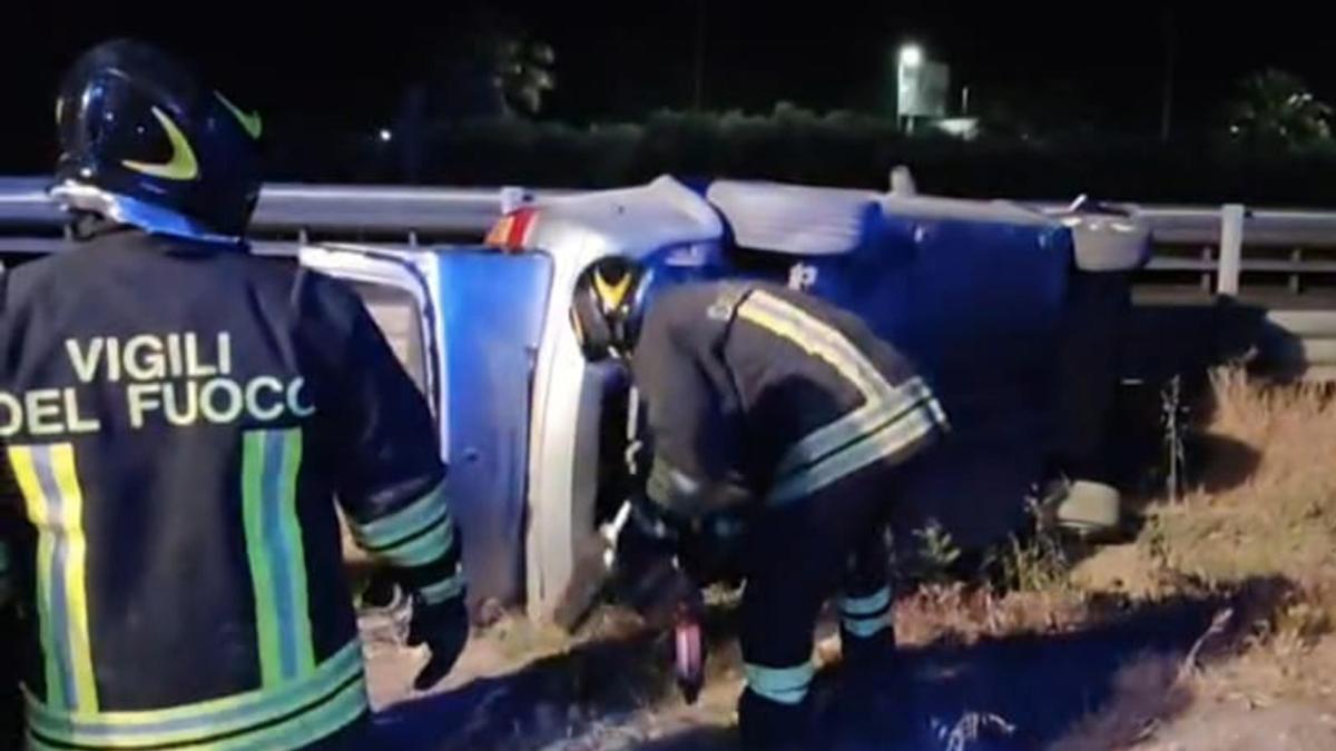 Fuggono in auto a posto di blocco, muore 17enne