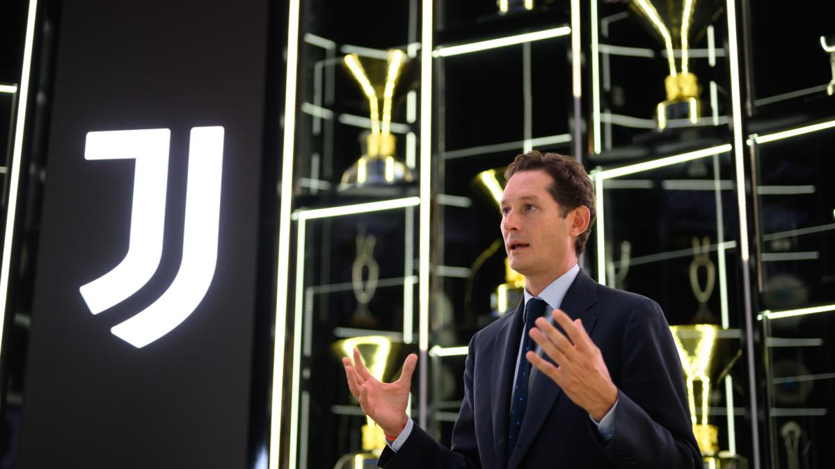 Davanti alla tv con i tifosi: il "nuovo" Elkann nel cuore del mondo bianconero