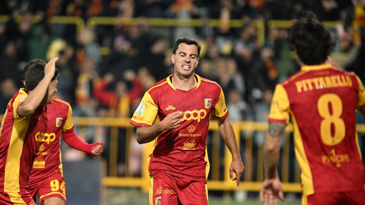 Playoff di B: Catanzaro show, tris all'Avellino, Aquilani si regala il Palermo