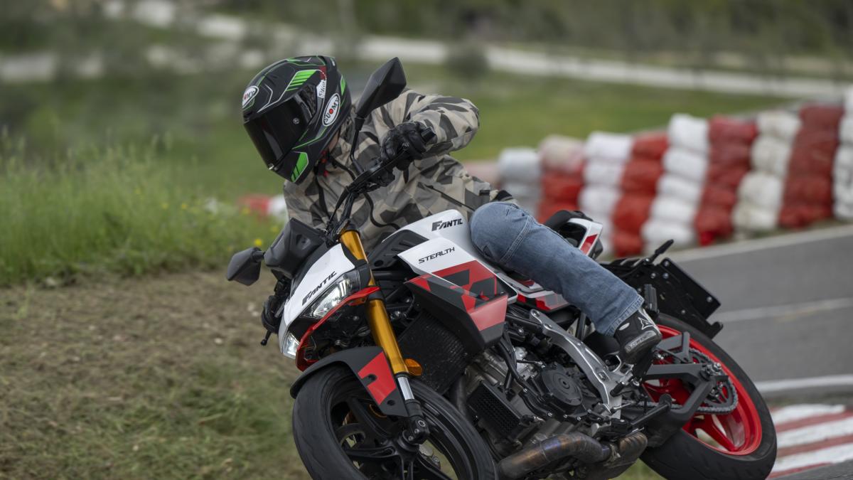 Fantic Stealth 500, la prova della naked sportiva leggera e performante