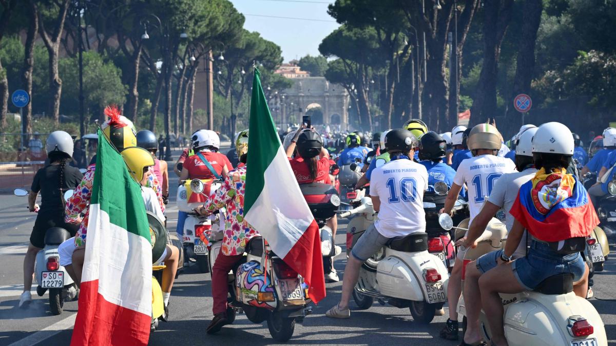 Vespa, 80 anni a Roma. I colori della festa