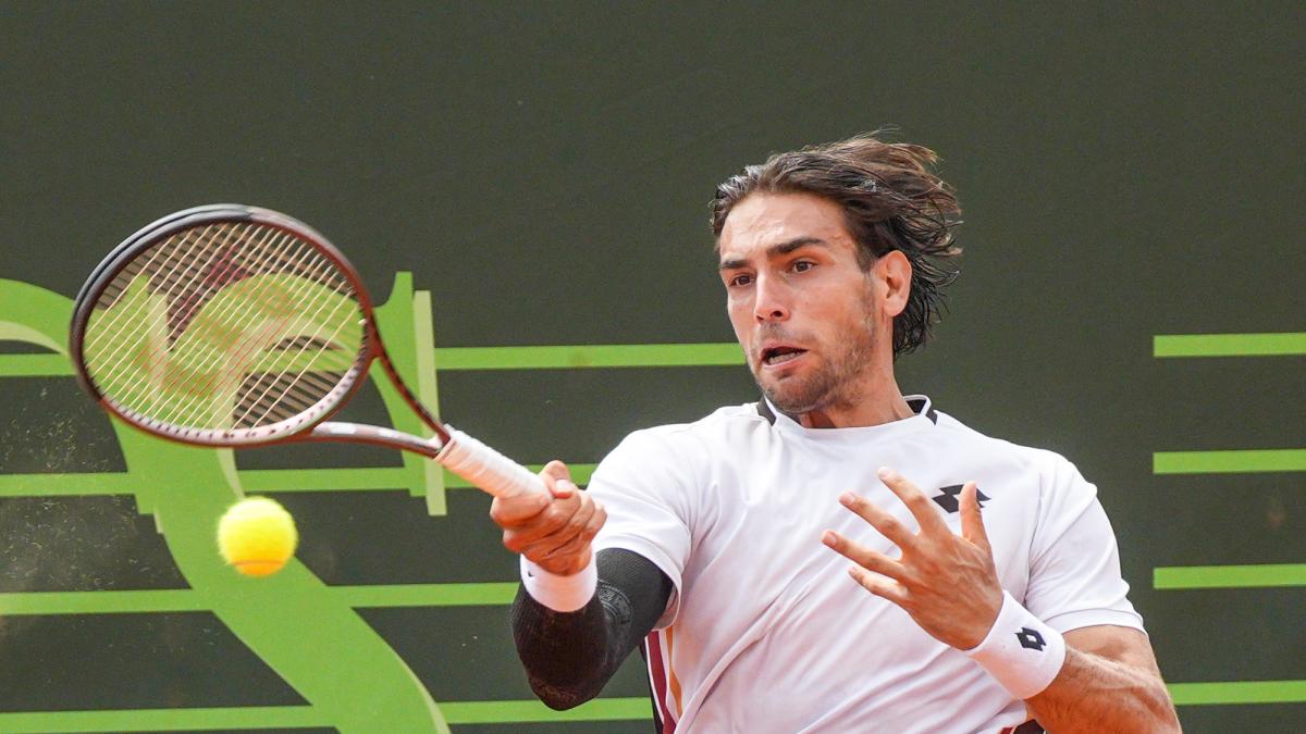 Dalla Valle batte Passaro nel derby e vola ai quarti dell'Aspria Tennis Cup. Avanti anche Comesana