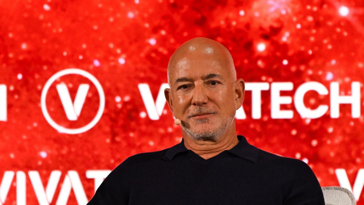Jeff Bezos punta alla Premier: così può arrivare a prendere il 30% del Liverpool. Poi…
