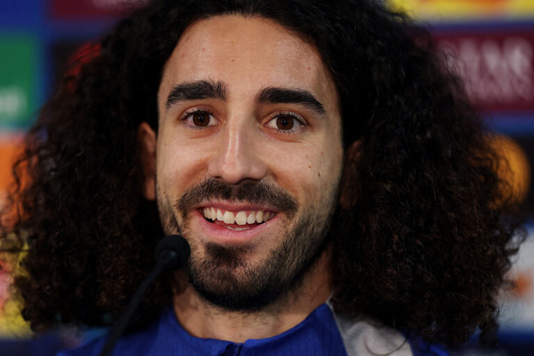 Cucurella mantiene la promessa: il nuovo tatuaggio con il volto di De la Fuente