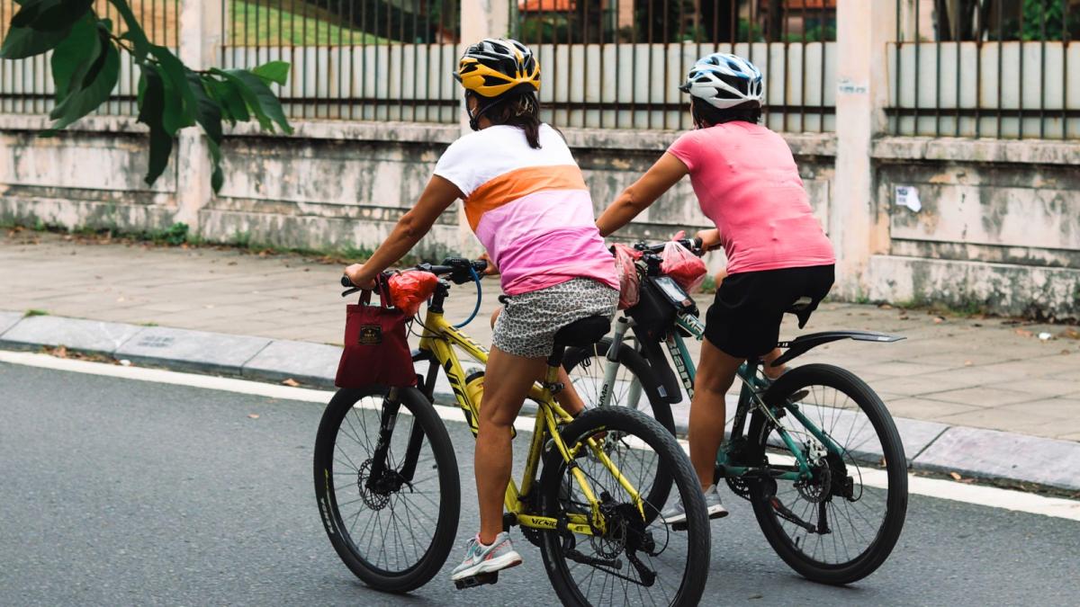 Come dovrebbero guidare i ciclisti, secondo la Federazione dei ciclisti