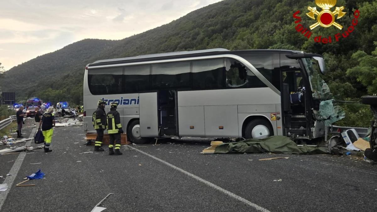 Scontro tra pullman, camper e auto sulla Rieti-Terni: 6 morti e 30 feriti