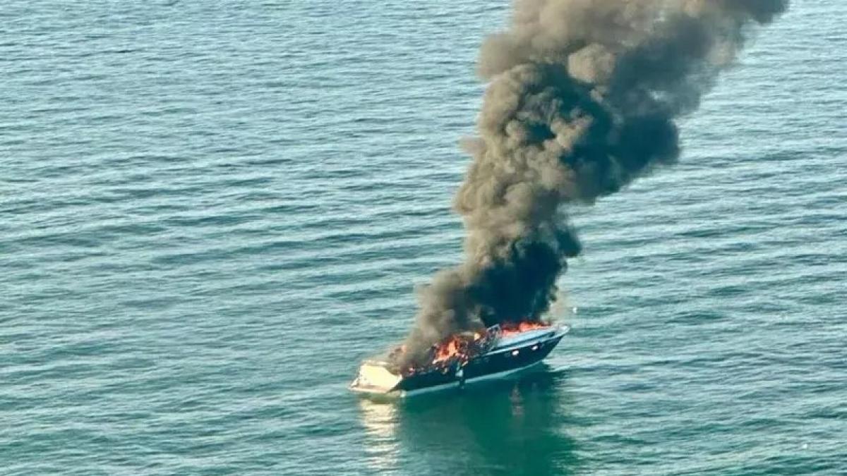 Yacht in fiamme a Jesolo, in dieci a bordo