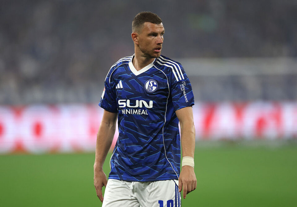 Edin Dzeko non finisce mai: ufficiale il rinnovo con lo Schalke 04
