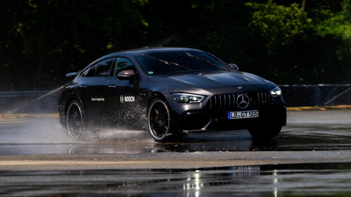 Pirelli Cyber Tyre, la prova degli pneumatici intelligenti che dialogano con l'auto