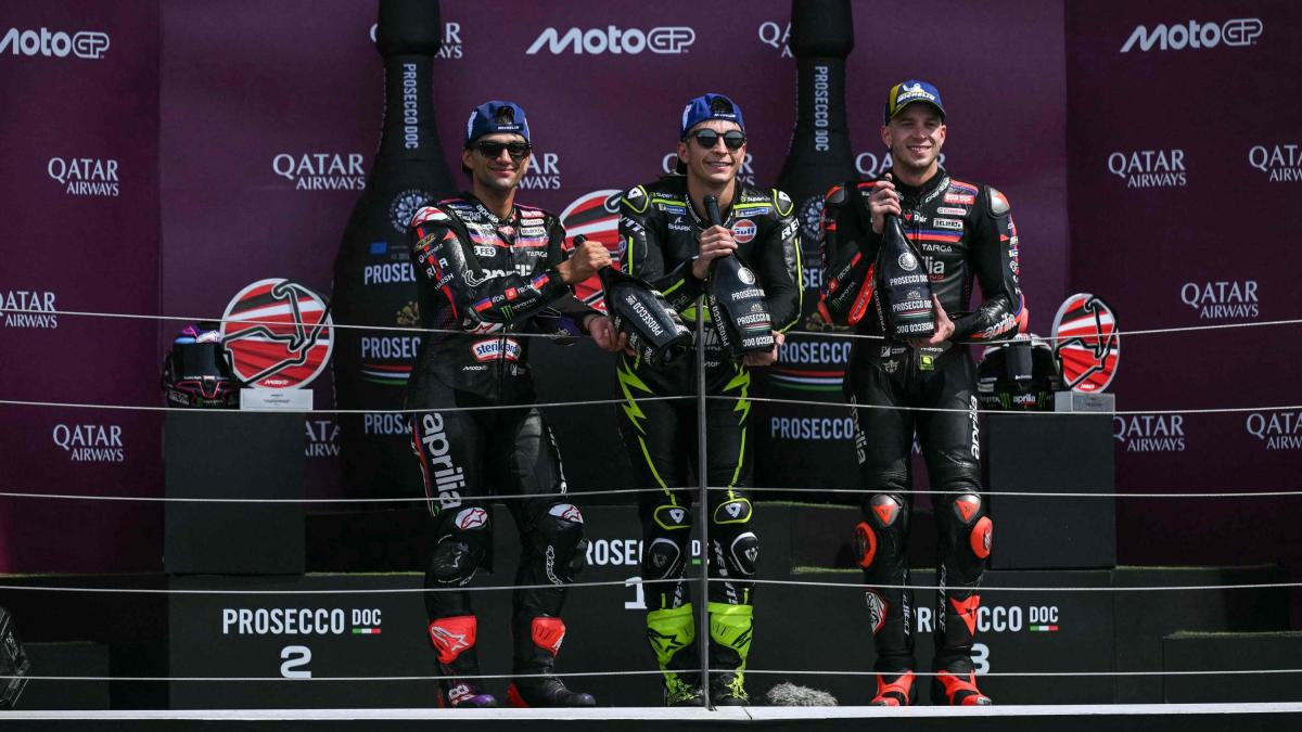 Aprilia, che weekend. Le lacrime di Bezzecchi, il tris sul podio: "Per il 3° posto ero disposto a tutto"