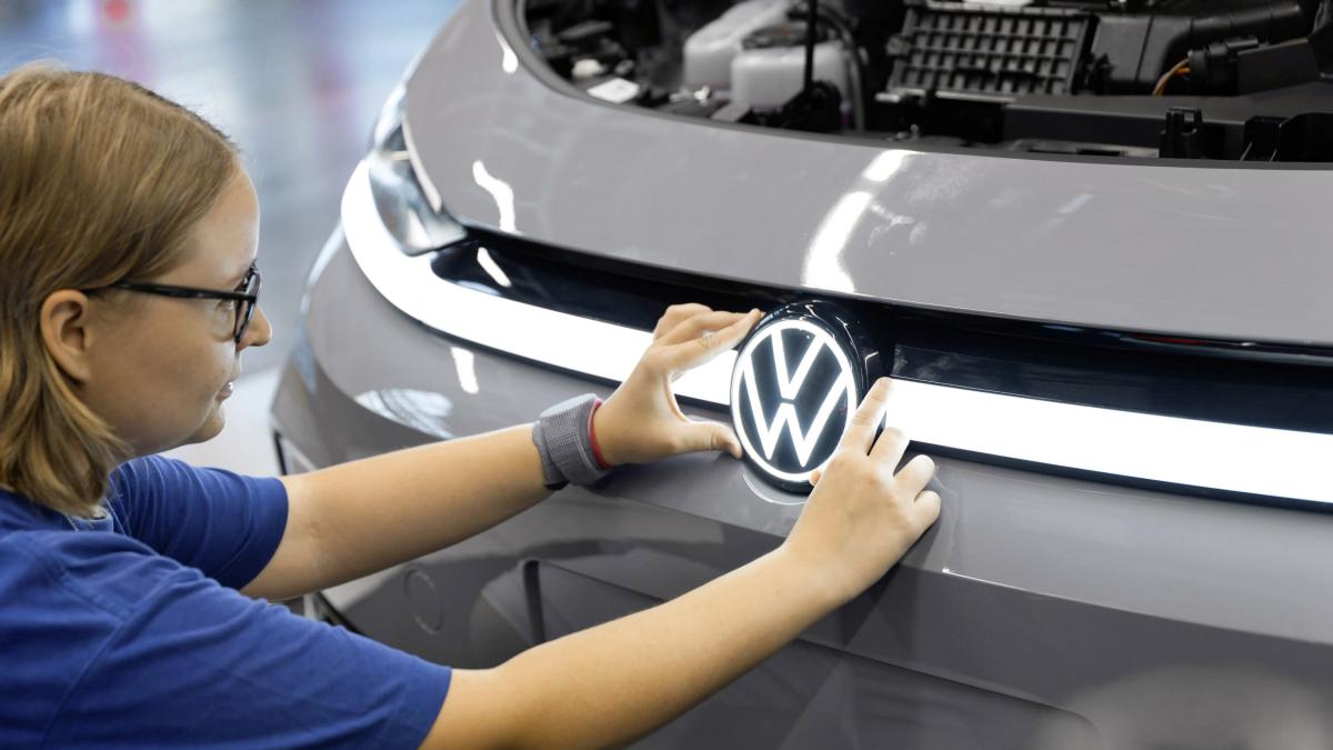 Volkswagen, tagli in arrivo: meno 50.000 posti di lavoro, quattro impianti a rischio