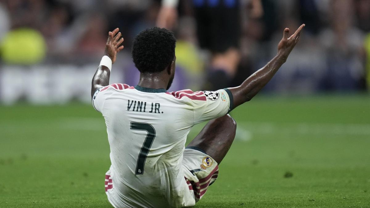 Vinicius perde tempo a uscire dal campo, Carreras resta fuori, Real in 10 per un minuto: tutti sorpresi