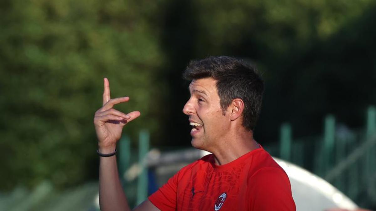 Autogestione tattica e gol non validi se si esulta male: così Navarro rivoluziona il Milan Futuro