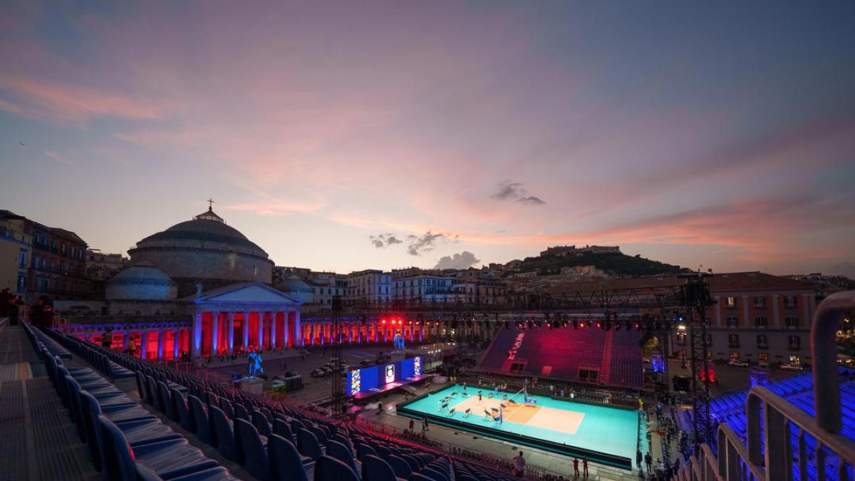 È un volley da Sindrome di Stendhal: i campioni del Mondo in piazza a Napoli, due opere d'arte unite