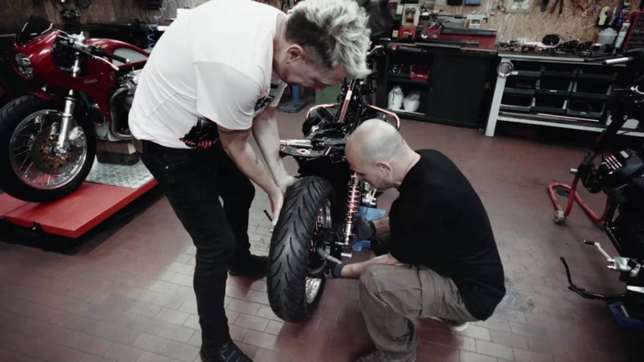 Dream Bike su La7: Nek, Dariya Derkach e Bauco, il sogno Guzzi si avvicina