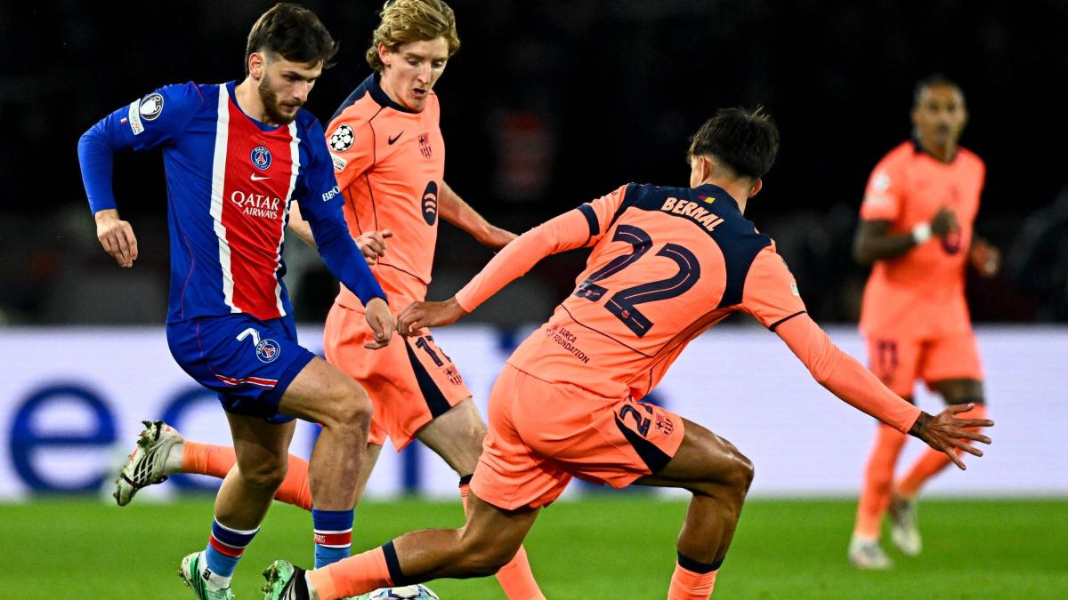 Il Barcellona in campo contro il Psg con la terza maglia dello scorso anno. Ecco perché