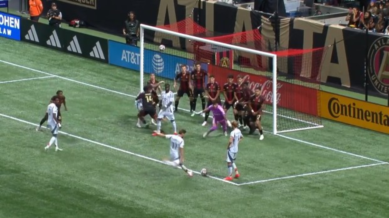 In porta ce ne sono otto… ma riesce comunque a segnare! Il gran gol in area piccola