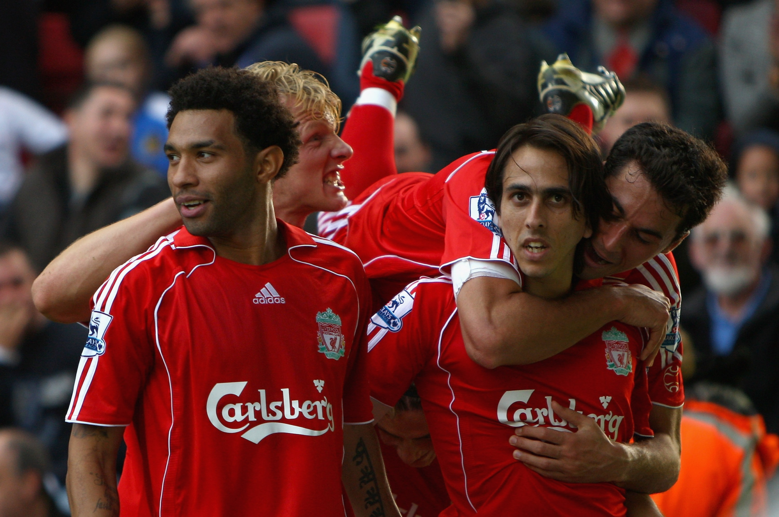 Paura per l'ex Liverpool Pennant: oltre 50 punti di sutura dopo l'attacco di un pastore tedesco