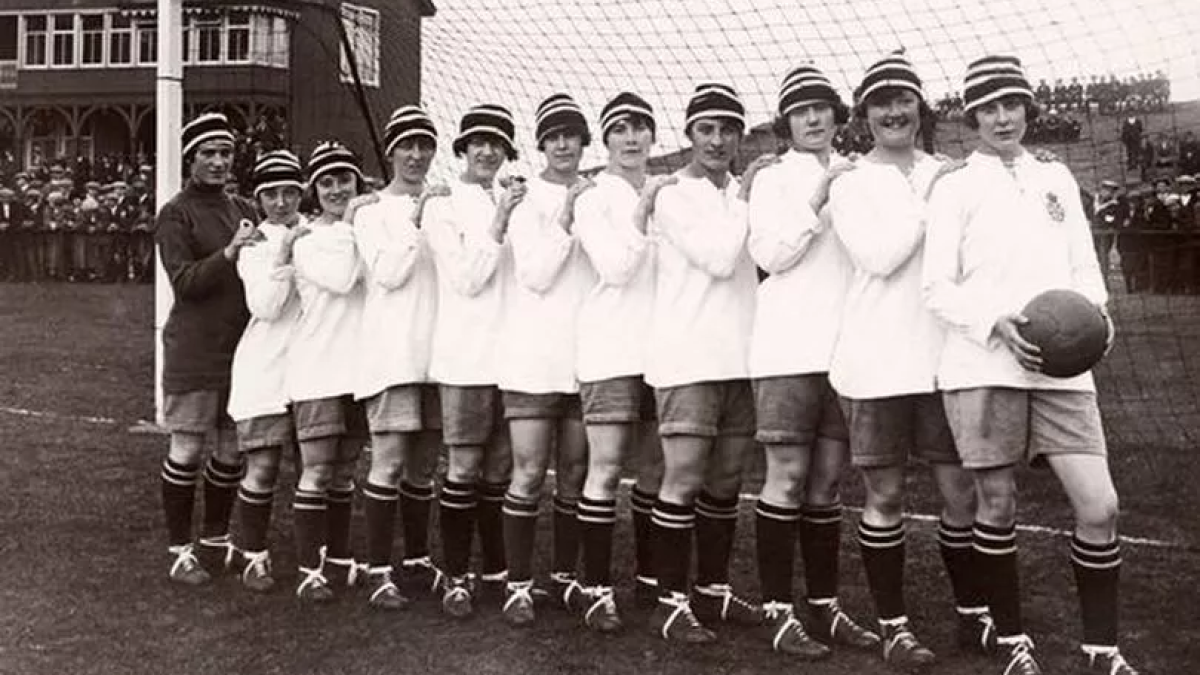Uomini al fronte, donne con il pallone: le "Dick, Kerr’s Ladies" che fecero innamorare l’Inghilterra
