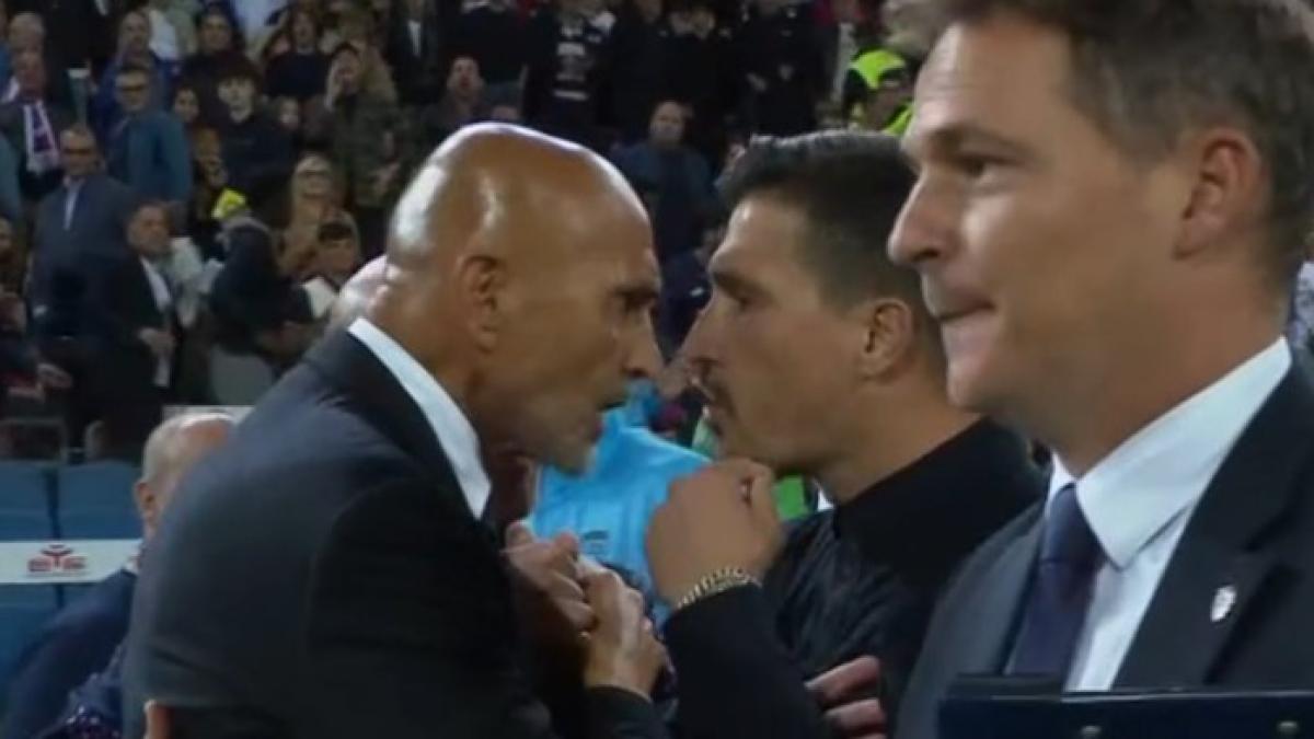 Spalletti-Pisacane: lite, quasi rissa e doppio rosso. "Bravi. Anche a perder tempo". "Quale tempo?"