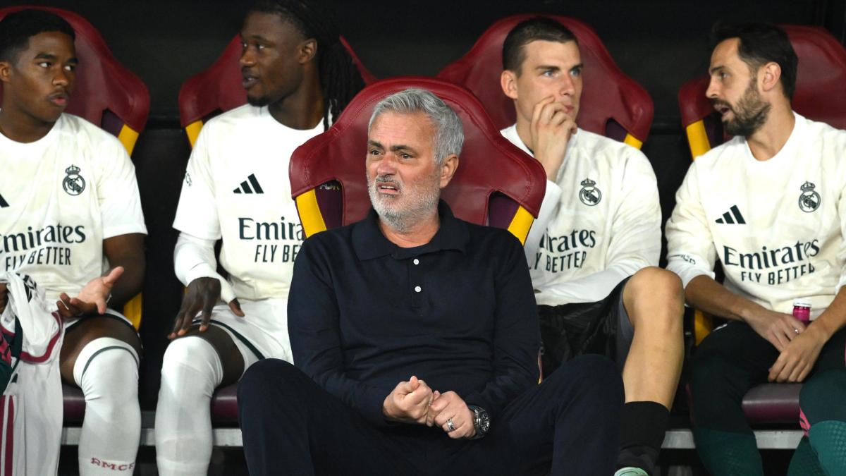 "Per un mondo special e per Roma immortale… Ave Mou". L'accoglienza da brividi dell'Olimpico per José